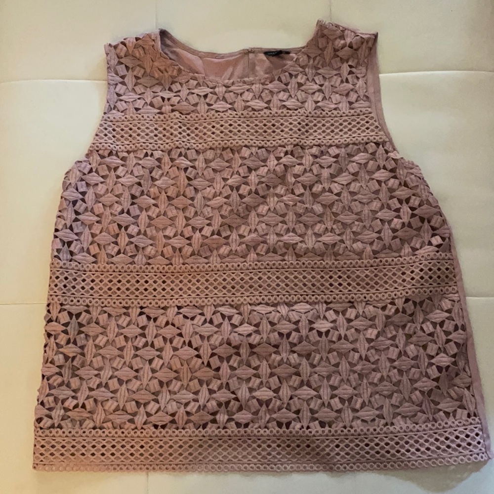 EUC ANN TAYLOR LACED FRONT SHELL TANK! M